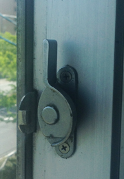 窓の鍵はクレセント錠